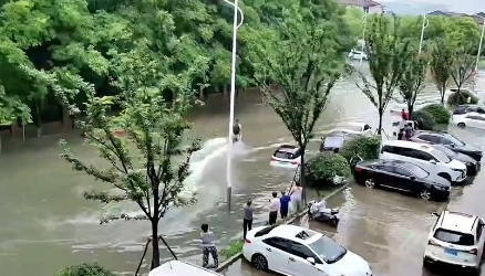 Khu phố bị ngập do nước lũ, người đàn ông nhanh trí tận dụng để lướt sóng